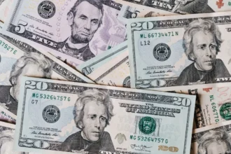 Dólar en Chile supera los $925 y pone presión al peso: apuesta extranjera llega a US$8.500 millones antes del fin de semana