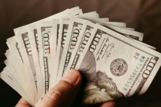 Dólar retoma fuerza y roza los $1.000 en medio de tensión por aranceles a China