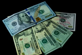 Dólar salta casi $20 y vuelve a cerrar sobre los $900 tras decisión de la Fed