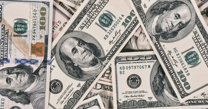 Dólar salta más de $10 y cierra sobre $930 mientras Trump endurece su tono con Irán y el Brent vuelve a rozar los US$110