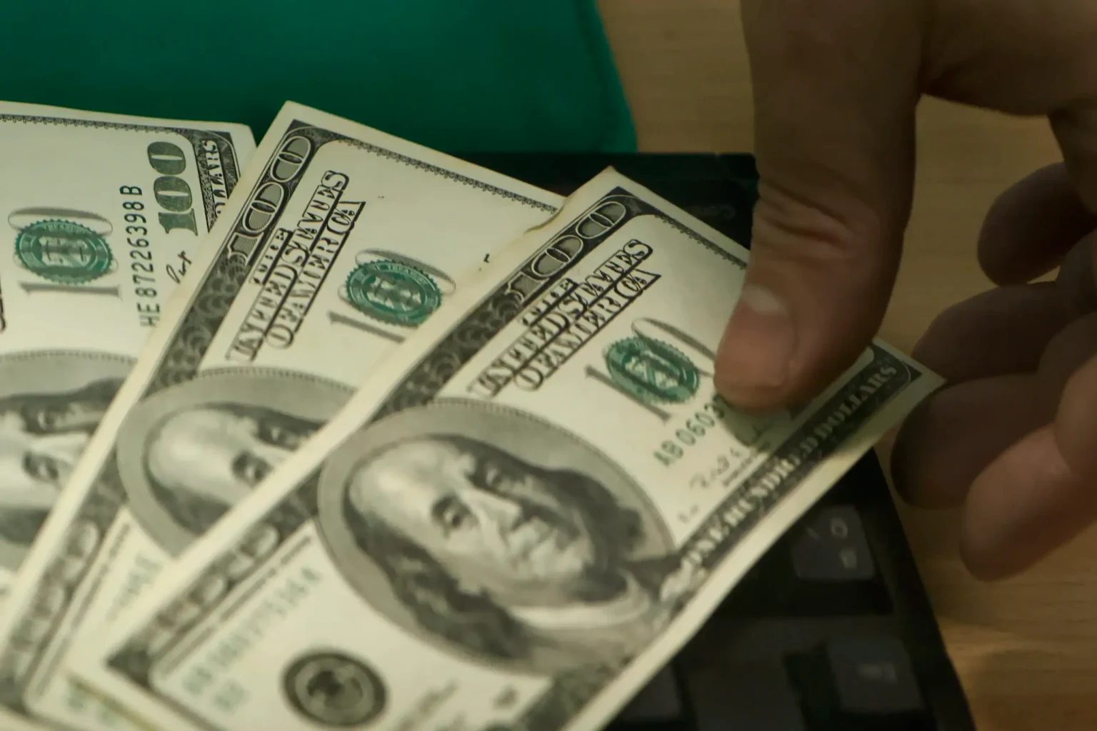 Dólar se dispara $10 en Chile por tensiones globales y caída del cobre