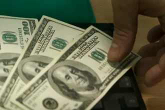 Dólar se dispara $10 en Chile por tensiones globales y caída del cobre