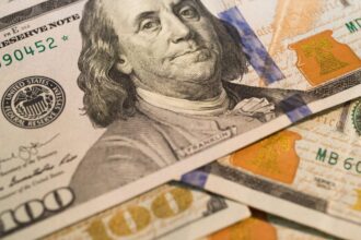 Dólar sube en Chile por fortalecimiento global, pero cerraría la semana con retroceso