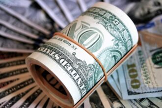 Dólar sube más de $ 10 a mediodía tras el anuncio de acumulación de reservas del Banco Central