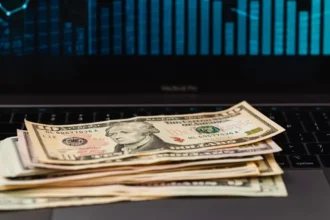 Dólar vuelve sobre $900 y extranjeros mueven US$1.780 millones en derivados: la señal que mira el mercado por la guerra en Medio Oriente