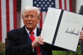 Donald Trump Impone Aranceles Globales del 10%: Impacto y Excepciones en la Nueva Política Comercial de EE.UU.