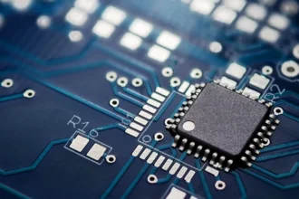 EEUU restringió chips avanzados a China y el efecto fue otro: modelos chinos lideran uso y precio en OpenRouter