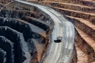El dato agridulce de la economía: La industria crece, pero la minería enciende las alarmas