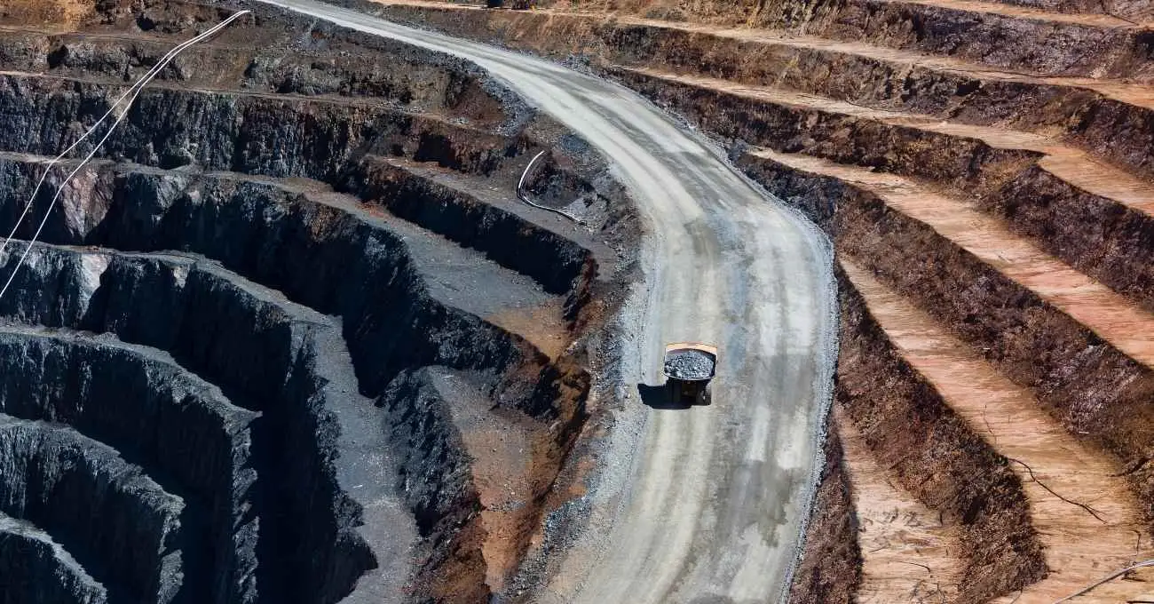 El dato agridulce de la economía: La industria crece, pero la minería enciende las alarmas