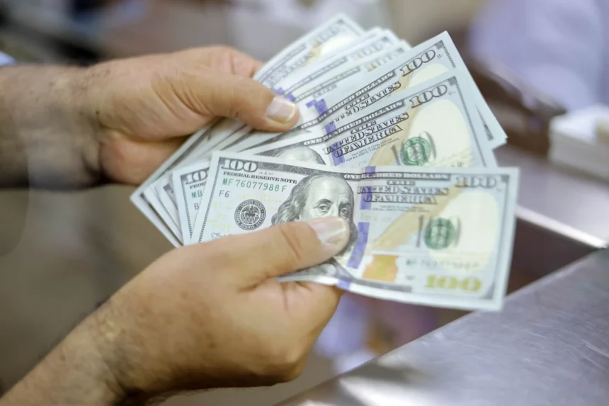 El dólar se fortalece mientras caen las acciones y sube el precio del petróleo