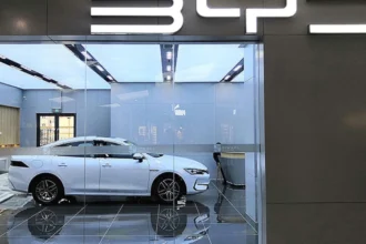 Canadá impone aranceles y cuotas a vehículos eléctricos chinos, afectando a BYD y Tesla