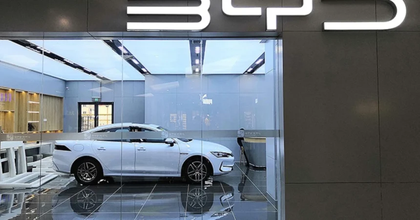 Canadá impone aranceles y cuotas a vehículos eléctricos chinos, afectando a BYD y Tesla