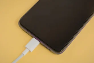 El hábito silencioso que acorta la vida de tu celular y cinco medidas simples para evitarlo