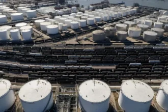 El mercado giró de golpe: petróleo se desploma y el Brent vuelve a ceder terreno bajo una barrera clave