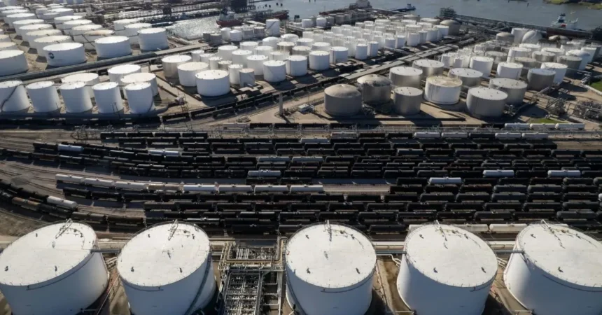 El mercado giró de golpe: petróleo se desploma y el Brent vuelve a ceder terreno bajo una barrera clave