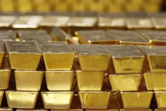 El oro cae presionado por dólar fuerte y alza de precios del petróleo