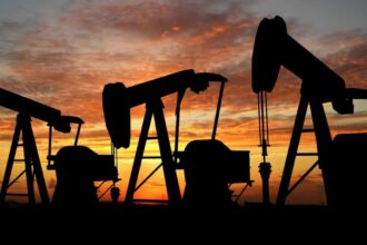El petróleo Brent cae bajo los US$60 tras escalada arancelaria entre China y EE.UU.