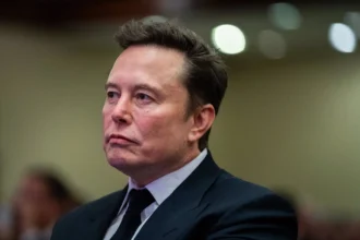 Elon Musk demanda a Apple y OpenAI: acusa alianza anticompetitiva que excluye a su chatbot Grok