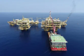 Emiratos Árabes Unidos abandona la OPEP: impacto en precios petroleros globales