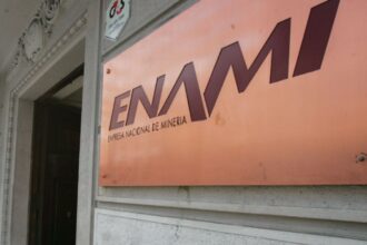 Enami reporta ganancias de $30,4 millones en el primer trimestre de 2025, destacando mejoras operativas y financieras
