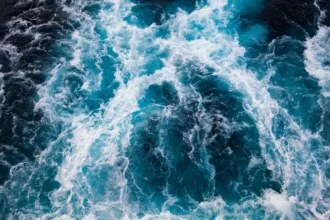 Energía de corrientes oceánicas: el “tubo péndulo” que logró 15% de eficiencia