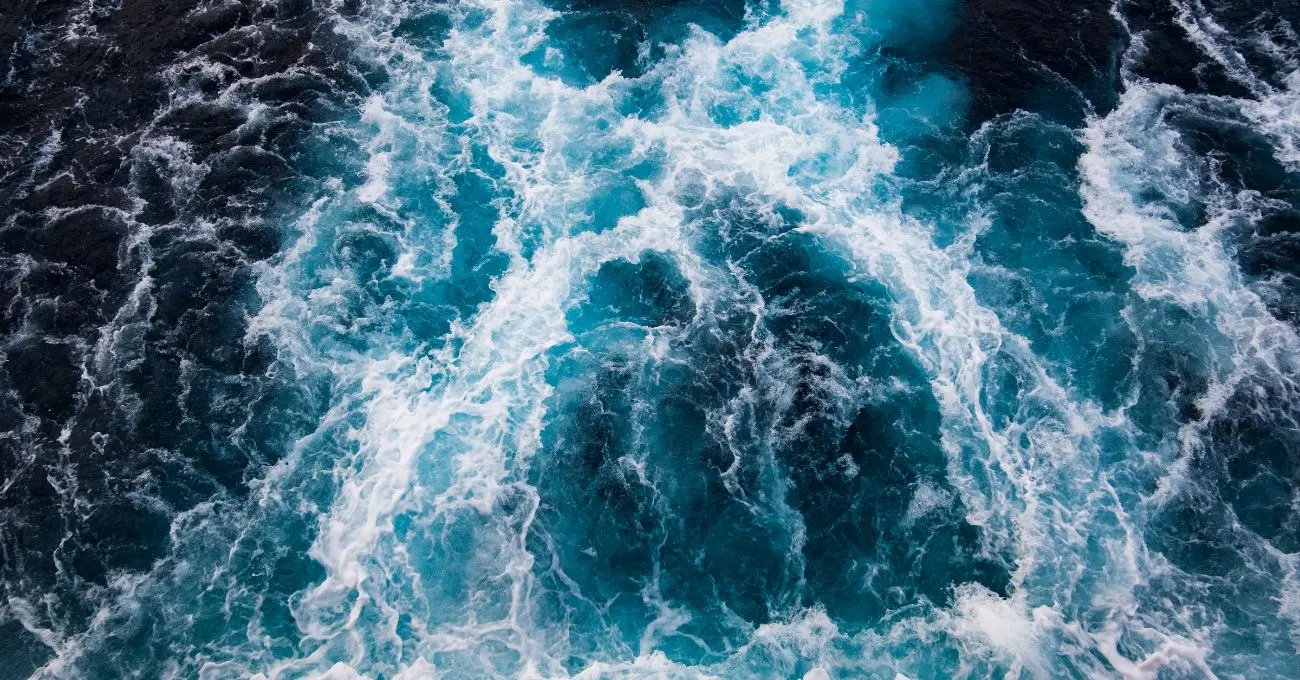 Energía de corrientes oceánicas: el “tubo péndulo” que logró 15% de eficiencia