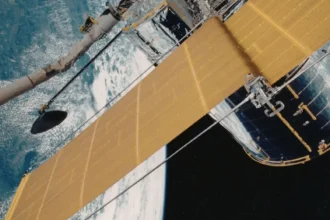 Energía solar espacial: 7.500 satélites más y el dilema del “láser accidental” en órbita baja