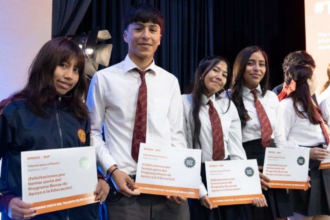 Entrega de becas a estudiantes en Mejillones impulsa el futuro educativo.
