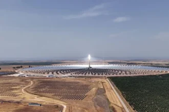 España ya opera 49 plantas de energía termosolar y 2.300 MW: la apuesta CSP 2.0 que busca abaratar las torres de sales fundidas