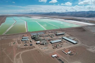 Especialistas alertan rezago de Chile frente al avance argentino en la industria del litio