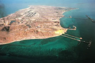 Estados Unidos ataca isla clave para la industria petrolera de Irán