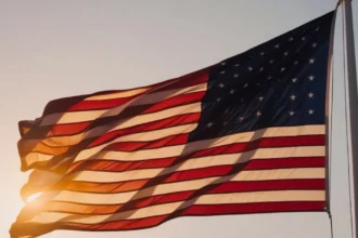 Estados Unidos revisa a la baja crecimiento económico: Desafíos y riesgos en aumento