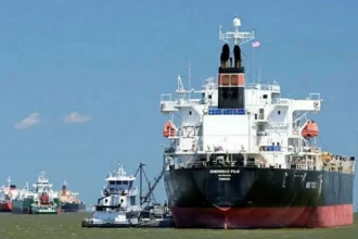 Estrecho de Ormuz: 15 buques cruzan en 24 horas y marcan primer repunte en plena crisis
