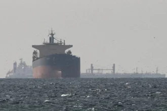 Estrecho de Ormuz: 900 buques varados y un peaje de hasta US$2 millones tensionan la reapertura del comercio global