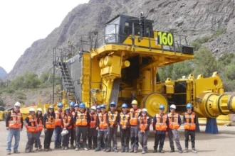 Estudiantes conocen el montaje de camiones CAEX en visita a Codelco Andina