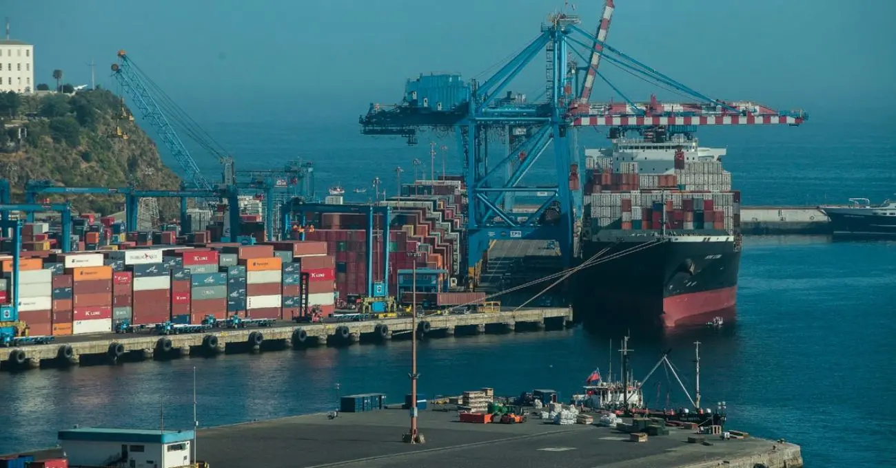 Exportaciones chilenas alcanzan récord histórico en 2025 impulsadas por minería y servicios