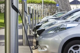 Exxon desarrolla nuevo grafito que promete extender la vida útil de las baterías de vehículos eléctricos