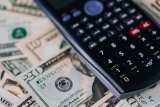 Fin de 2025: Dólar se derrumba y cierra el año en su menor nivel desde septiembre de 2024
