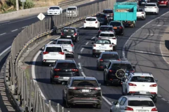 Fin de semana largo: más de 414 mil vehículos saldrán de la RM con peaje a $1.000 y restricciones para camiones