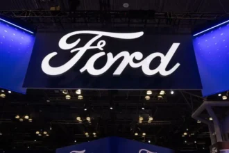 Ford registra nuevo cargo contable por pensiones y calma al mercado pese al impacto en utilidades