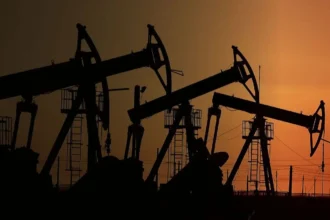 G7 evalúa liberar reservas de petróleo ante alza histórica en precios globales