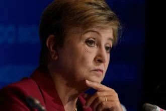 Georgieva advierte que una guerra prolongada en Irán y una inflación alta llevarían a “tiempos difíciles”