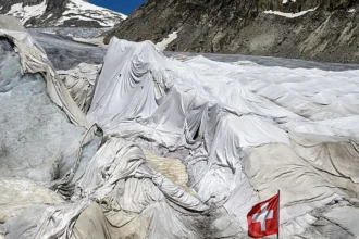 Glaciares en Suiza: la “manta blanca” que recorta 60% del deshielo en el Ródano y el costo oculto del método