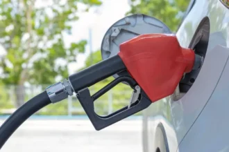 Gobierno confirma fuerte alza de combustibles desde el jueves: gasolina de 93 subirá $370 y diésel hasta $580 por litro