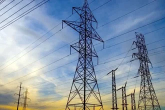 Gobierno de España endurece reglas de acceso a la red eléctrica y apunta al acaparamiento de capacidad eléctrica