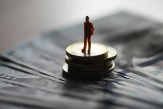 Gobierno enfrenta desafíos fiscales: déficit y deuda requieren medidas inmediatas y efectivas