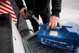 Gobierno ingresa proyecto para rebajar la parafina y subsidiar a taxis ante alza de hasta $580 en combustibles