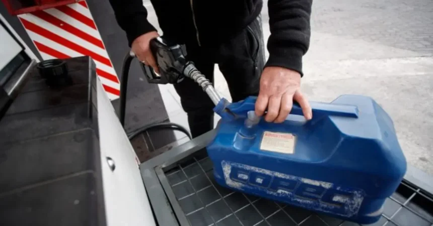 Gobierno ingresa proyecto para rebajar la parafina y subsidiar a taxis ante alza de hasta $580 en combustibles