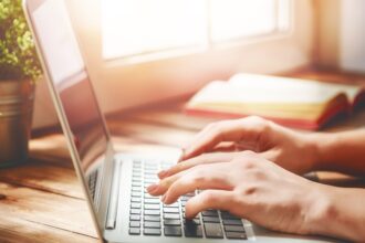 Guía Definitiva 2025: Cómo Crear un CV Efectivo en Chile con Estructura, Consejos y Recursos Clave