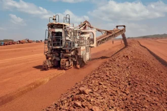Guinea busca regular producción de bauxita para estabilizar precios globales del aluminio